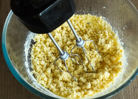 1. Этап. Сырники из адыгейского сыра: 2. Муку всыпьте в глубокую мисочку, понемногу добавляйте воду (лучше теплую), перемешивая.