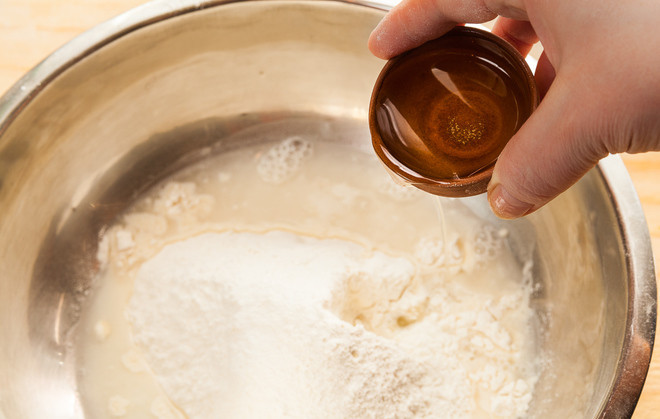 1. Этап. Азербайджанские чебуреки с зеленью: Влейте масло и замесите тесто.