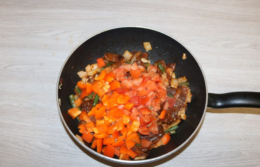 1. Этап. Гуйру лагман: Затем болгарский перец и помидоры, обжаривайте 3 минуты.