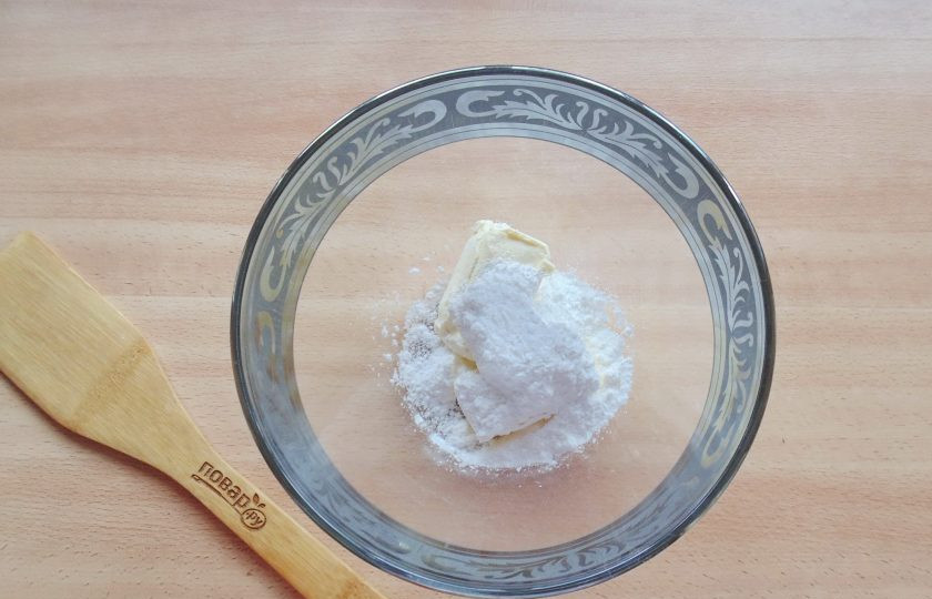 1. Этап. Кростата с вишней: Добавьте сахарную пудру.