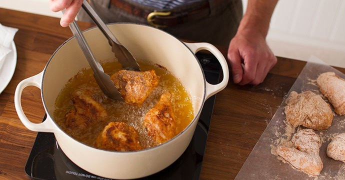 1. Этап. Жареная во фритюре курочка: 4. И выложите в кипящее масло.