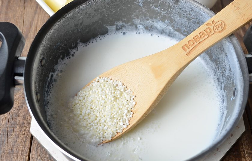 1. Этап. Каша из саго: Добавьте в кипящее молоко щепотку соли, сахар по вкусу (я добавляю 1-2 чайных ложки, не больше) и промытую крупу саго.