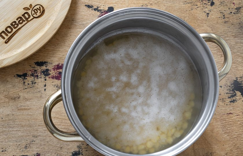 1. Этап. Пюре из гороха: На среднем огне доведите до кипения. Пенку снимайте ложкой. После закипания варите горох на медленном огне с приоткрытой крышкой до мягкости. Это займет примерно 1,5 часа.