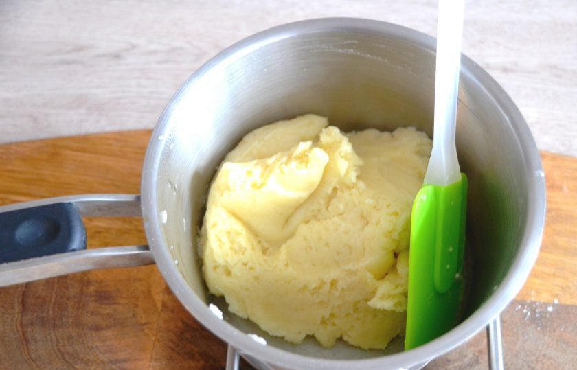 1. Этап. Крем Пломбир для эклеров: Как только тесто соберется в комок и отойдет от стенок сотейника, снимите с огня, немного остудите.