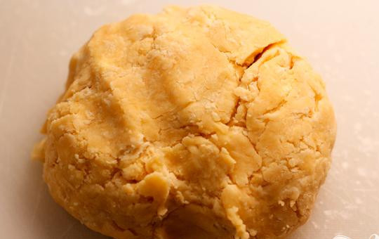 1. Этап. Тарталетки с песто и креветками: 2. Из теста делаем шар, заворачиваем его в пищевую пленку и примерно на один час убираем в холодильник.