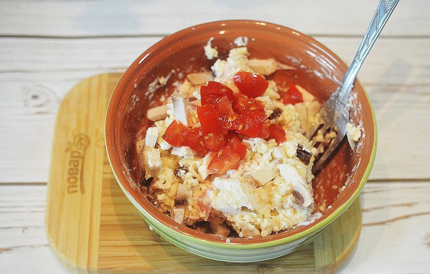 1. Этап. Сырники с беконом и грибами: 3. Добавьте нарезанные бекон, помидор и грибы.