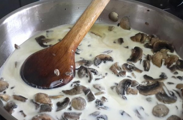 1. Этап. Грибы со сливками: Жарьте грибы до легкой золотистости. Затем добавьте соль и перец, влейте сливки.