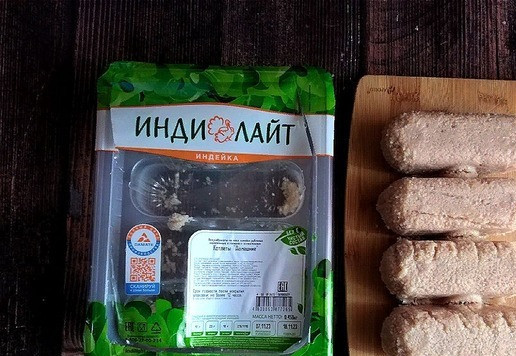 1. Этап. Хот-дог необычный: Извлекаем котлеты из упаковки, чтобы не повредить их форму. Просто снимаем верх упаковки, накрываем доской и переворачиваем. Вот такие симпатичные.