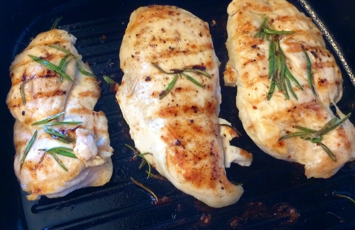 1. Этап. Филе цыпленка бройлера: Разогреваем сухую сковороду-гриль. Выкладываем филе листками розмарина вниз. Обжаривайте по 4-5 минуты с каждой стороны до румяной корочки. Кулинарной кисточкой смазываем филе оливковым маслом в процессе жарки. Это придаст ему красивый оттенок.