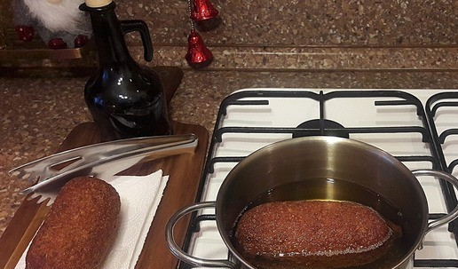 1. Этап. Котлеты по-киевски к Рождеству: В сотейник наливаем растительное масло для жарки. Котлетки обжариваем во фритюре, поворачивая их постепенно чтобы они прожарились со всх сторон и не пригорели - до золотистой корочки. Потом отправляем в духовку, разогретую до 180 *С еще минут на 10 до полной готовности.