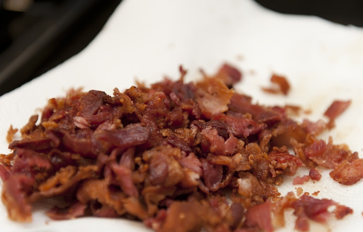 1. Этап. Макаронная запеканка: Бекон необходимо хорошенько покрошить.