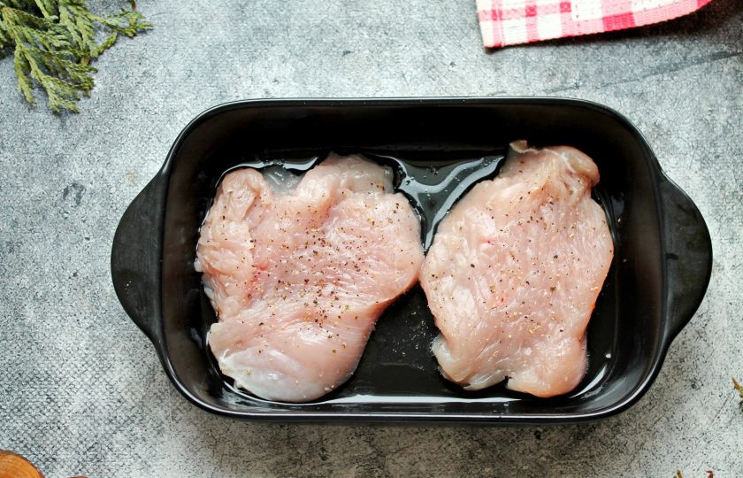 1. Этап. Индейка со сливами в духовке: Филе индейки сполосните, обсушите салфетками и разрежьте на два стейка. Индейку немного отбейте, посолите, поперчите с двух сторон. Выложите их в форму для запекания, смазанную растительным маслом.