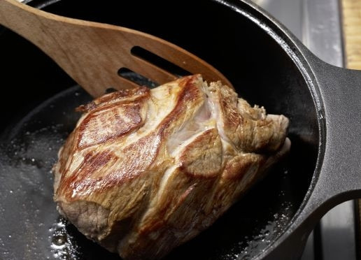 1. Этап. Баранина с овощами: Промойте ягненка и протрите бумажными полотенцами. Нагрейте масло в сотейнике на высоком огне и обжарьте мясо со всех сторон до золотисто-коричневой корочки.