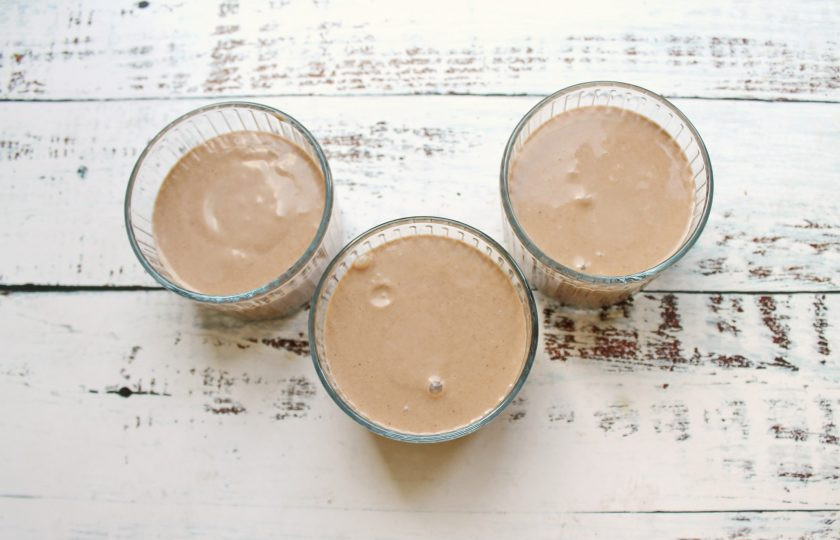 1. Этап. Творожно-кофейный десерт: Разлейте творожно-кофейную массу по креманкам и уберите в холодильник для застывания на 2-3 часа.