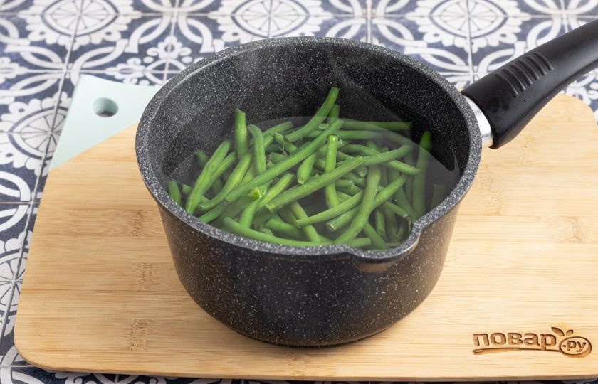 1. Этап. Фасоль с арахисом: Стручковую фасоль отварите в кипящей подсоленной воде 1 минуту. Затем откиньте на сито и сполосните холодной водой.