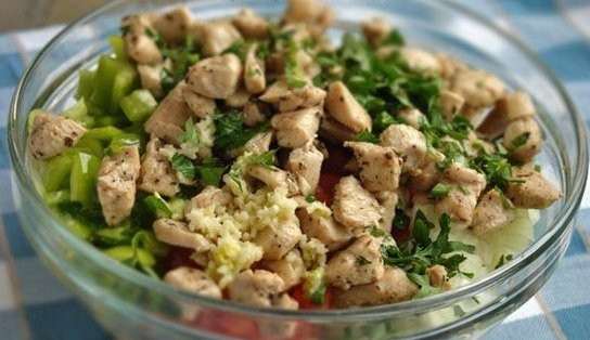 1. Этап. Салат без майонеза Пальчики оближешь: В салатницу добавьте курицу, а также измельчённый чеснок и петрушку.