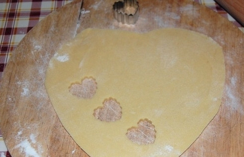 1. Этап. Сладкий пирог на День Святого Валентина: 9. Второй пласт закроет пирог, на нем вырежьте выемкой 3 маленьких сердечка.