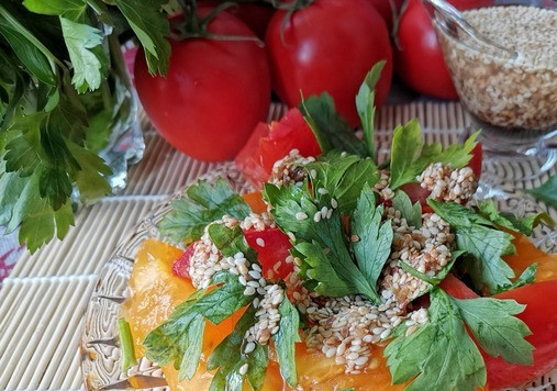 1. Этап. Кунжутно-имбирный соус: Мне очень понравилось заправлять этим соусом обычный салат из помидоров и зелени. Вкусно!