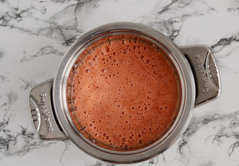 1. Этап. Лечо без уксуса: Помидоры измельчите в блендере или мясорубке до однородного пюре. Добавьте в пюре сахар и соль, доведите до кипения и варите 15 минут на среднем огне.