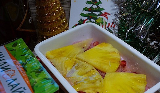 1. Этап. Индейка с ананасами на гриле: Вновь ломтики ананаса, полить оливковым маслом.