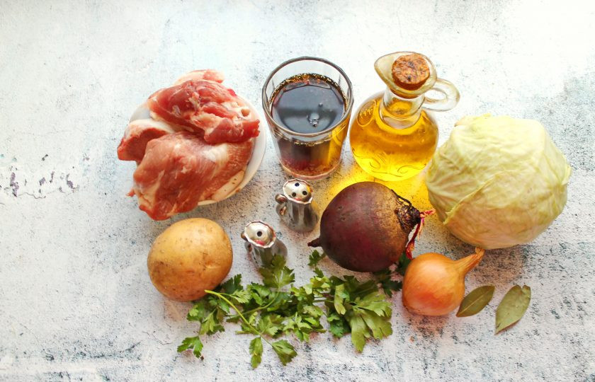 1. Этап. Борщ на квасе: Подготовьте все необходимые ингредиенты для приготовления борща на квасе.