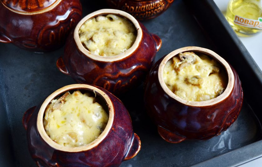 1. Этап. Вареники, запеченные в горшочках: 10. Готовятся вареники при 180 градусах 40 минут. Если хотите румяную сырную корочку, то за 10 минут до конца запекания снимите крышки с горшочков.