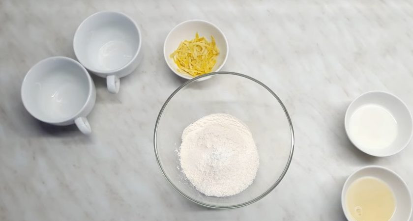 1. Этап. Кокосово-лимонный кекс в микроволновке: 1. В просеянную муку добавьте сахар, разрыхлитель, ванилин и хорошо перемешайте.