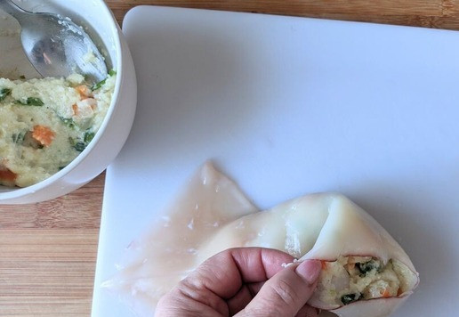 1. Этап. Кальмары, фаршированные рисовой полентой и овощами: Готовой начинке даём немного остыть, чтобы не обжечь пальцы. Фаршируем начинкой кальмары. Советую фаршировать не плотно. При жарке кальмары сокращаются, и начинка будет вылезать.