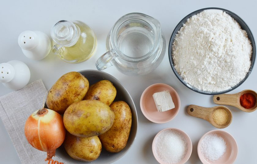 1. Этап. Пирог с картошкой: Подготовьте ингредиенты для теста и начинки. Приступим!