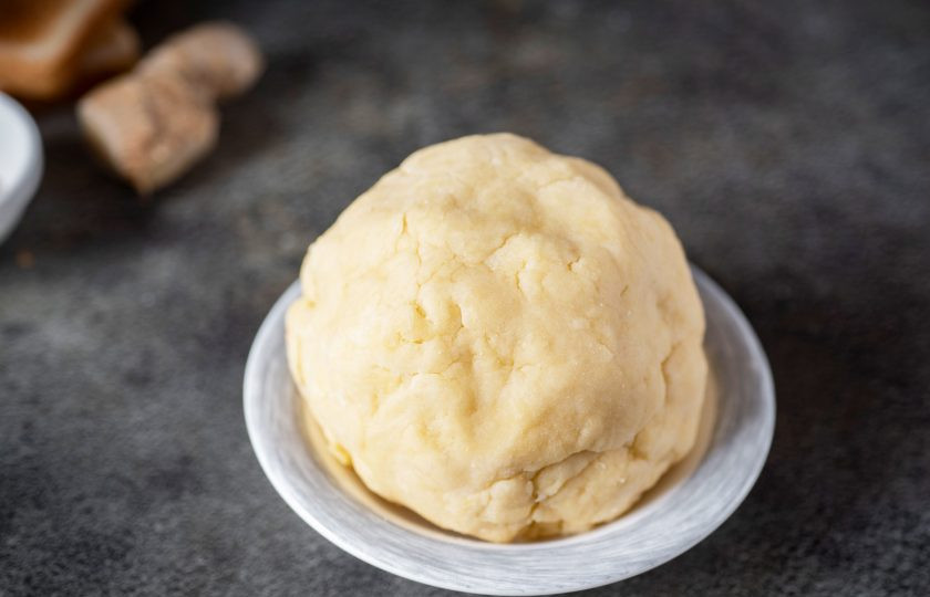 1. Этап. Пирог с патокой: Замесите мягкое однородное тесто, не прилипающее к рукам.