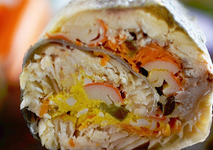 1. Этап. Рулет из рыбы с овощами: 6. Запекайте в духовке около часа при 180 градусах.