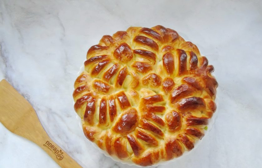 1. Этап. Отрывной пирог из дрожжевого теста с творожной начинкой: Выпекайте пирог 45-50 минут. После достаньте из духовки и охладите.