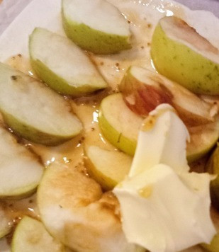 1. Этап. Яблочный тарт татен: На яблоки выложить масло. Посыпать миндалём.. Смазать верх пирога инжирным (в моем случае) джемом.