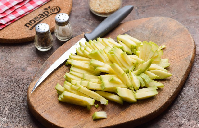 1. Этап. Салат из пекинской капусты и кабачков: Кабачок выберите молодой, сполосните и просушите его. Нарежьте кабачок тонкими полосками.