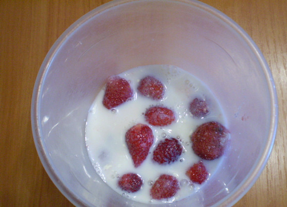 1. Этап. Клубничный коктейль в блендере: 4. Влейте молоко.