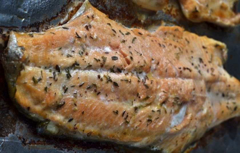 1. Этап. Суши с форелью: 1. Вымойте рыбное филе, затем вытрите его насухо. В миске смешайте вино, лимонный сок, тимьян, горчицу, оливковое масло и соль. Замаринуйте рыбу и оставьте на сутки. Маринованное филе запекайте в разогретой до 190 градусов духовке около 20 минут, затем остудите рыбу и очистите от костей.