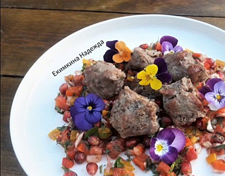 1. Этап. Шашлык на нитке в тандыре: Шашлык получился сочный, с легкой румяной корочкой. Пальчики оближешь! Выложить на блюдо для подачи салат, на него шашлык. Для большего восторга можно украсить блюдо съедобными цветами. Ну просто домашний ресторан на даче! У кого нет тандыра — шашлык можно приготовить в духовке. Принцип тот же, так же будет вкусно!