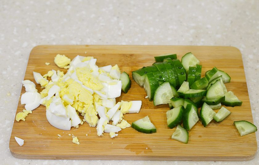 1. Этап. Салат из гусиной печени: Яйцо отварите. Лук и огурец нарежьте кубиком.