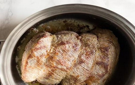 1. Этап. Мясо в красном вине: Обжарьте мясо со всех сторон на среднем огне до золотистой, хрустящей корочки.