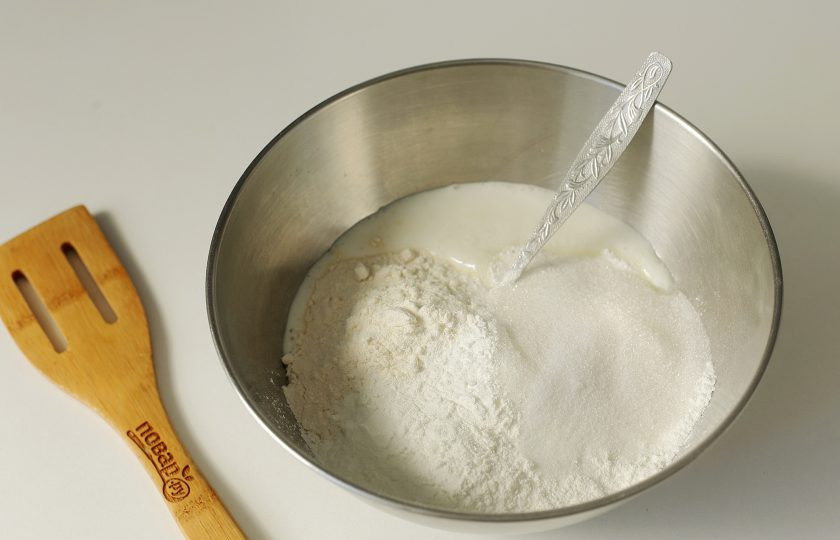 1. Этап. Оладьи на кефире с крахмалом: Добавьте муку, крахмал, сахар и соль.