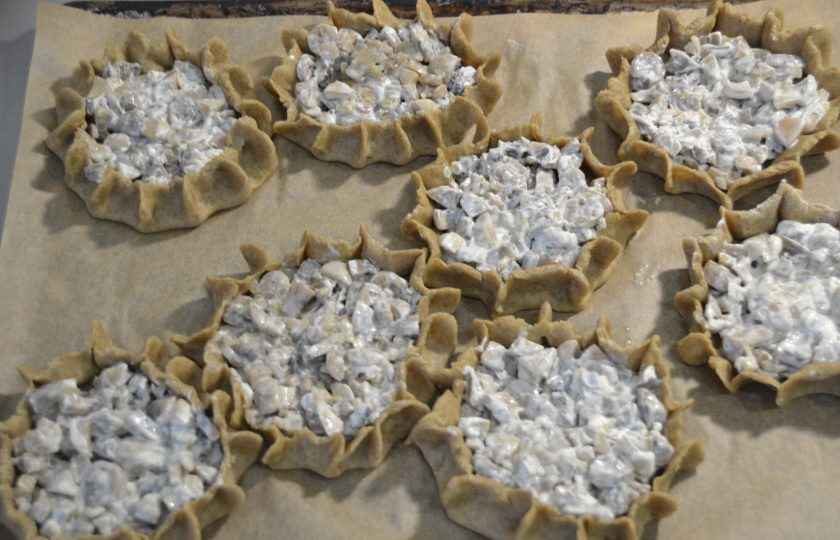 1. Этап. Перепечи с грибами: Заполните корзиночки грибной начинкой.