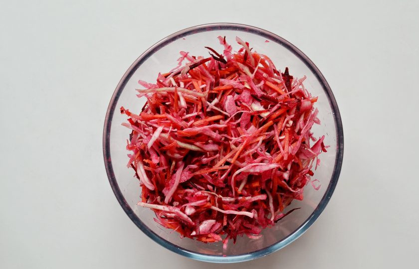 1. Этап. Кремлевская хряпа: Соедините все овощи в большой миске, перемешайте.