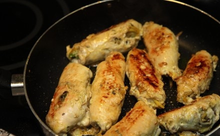 1. Этап. Куриные рулеты в молоке: Обжариваем рулетики на оливковом масле до золотистого цвета со всех сторон.