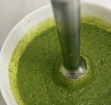 1. Этап. Холодный суп из цуккини и горошка: Одну часть пробить блендером.