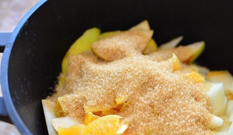 1. Этап. Дынное варенье Ассорти: Засыпать сахаром и под крышкой довести до образования сока на умеренном огне.