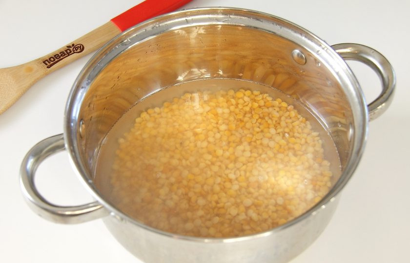 1. Этап. Гороховый суп с помидорами: Горох промойте, залейте водой, поставьте на огонь и доведите до кипения.