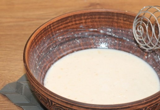 1. Этап. Закусочные пирожки с рубленной индейкой: 3. Приготовим опару. Сухие дрожжи смешиваем с 1-2 ст. л. муки и с сахаром 1-2 ч. л.. Добавляем теплое молоко (160 мл) и перемешиваем венчиком. Ставим миску с опарой в теплое место до появления пенной шапочки.