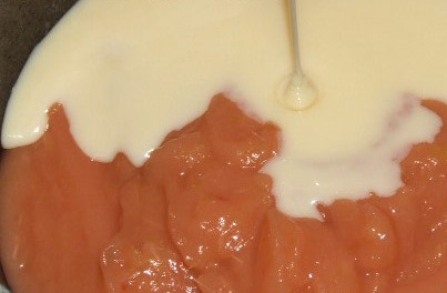 1. Этап. Пюре из яблок со сгущёнкой: 3. Полученное пюре обратно переливаем в кастрюлю. Добавим сгущенку, перемешаем. Варим на медленном огне, постоянно помешивая, еще 10 минут.