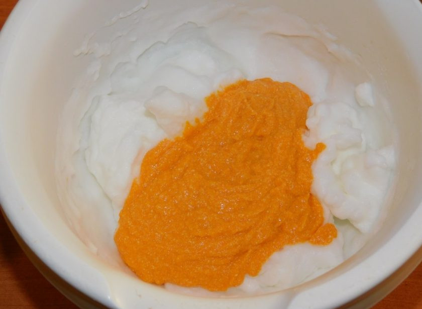 1. Этап. Морковное суфле с творогом: Отдельно взбейте белки. Смешайте морковное пюре с взбитыми белками. Мешайте аккуратно, чтобы осталась пышность.