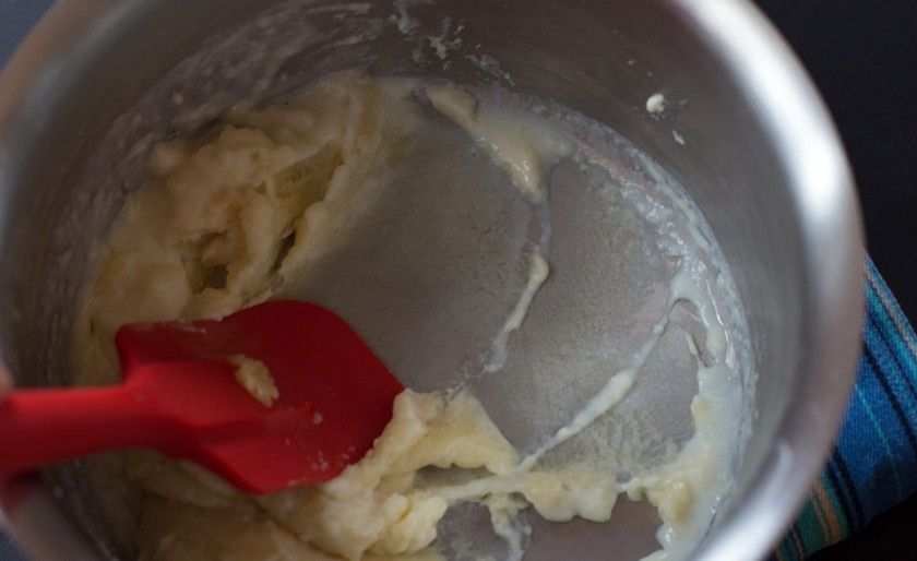 1. Этап. Бешамель классический: Добавьте к маслу муку. Мешайте ингредиенты лопаткой в течение 3-4 минут, чтобы убрать комочки. Затем понемногу вливайте молоко, постоянно помешивая.